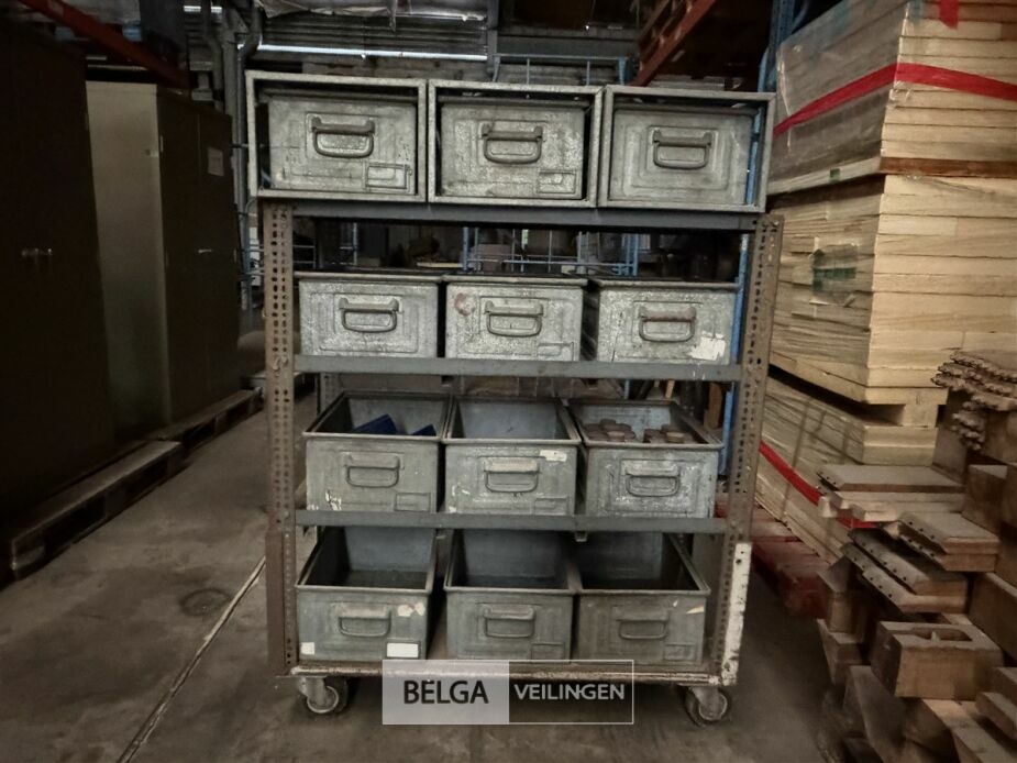 Kar met ijzeren bakken – foto 2 – kavel bij Belga Veilingen, Lummen