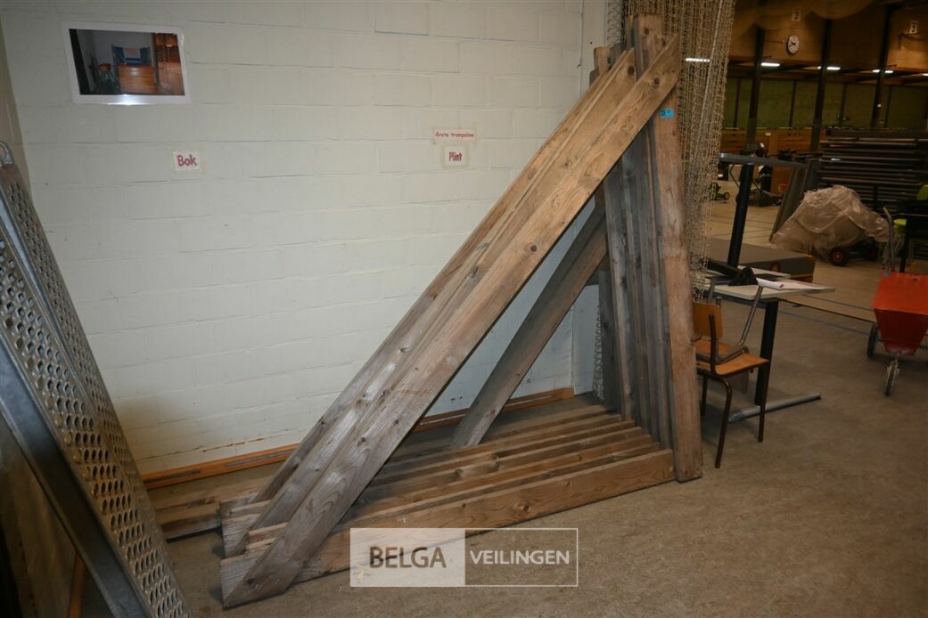 ± 8x Houten driehoekige constructiepalen – foto 2 – kavel bij Belga Veilingen