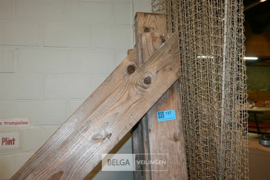 ± 8x Houten driehoekige constructiepalen – foto 3 – kavel bij Belga Veilingen