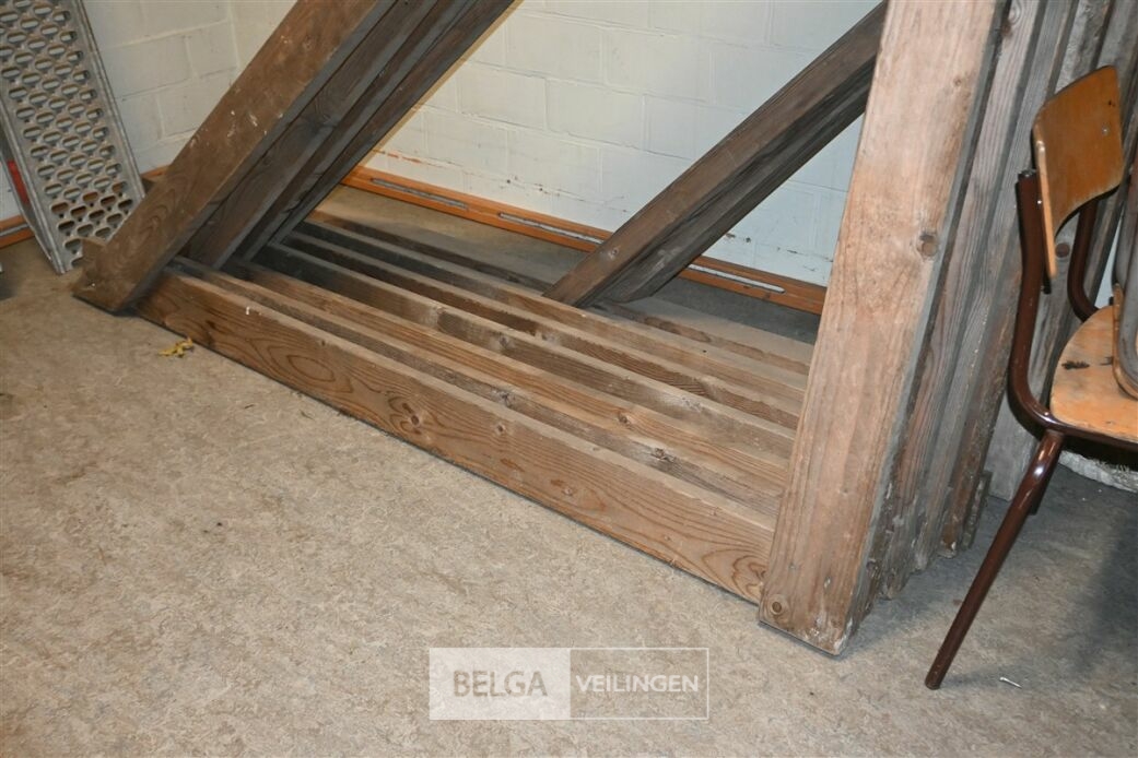± 8x Houten driehoekige constructiepalen – foto 4 – kavel bij Belga Veilingen