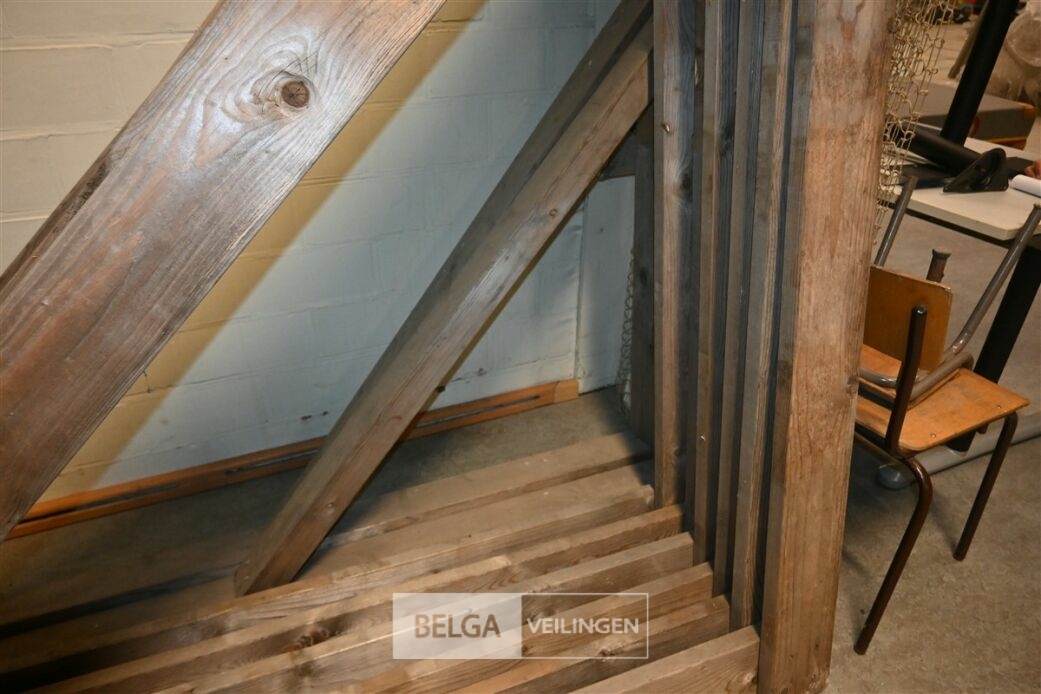 ± 8x Houten driehoekige constructiepalen – foto 5 – kavel bij Belga Veilingen