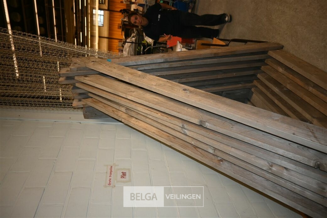 ± 8x Houten driehoekige constructiepalen – foto 6 – kavel bij Belga Veilingen