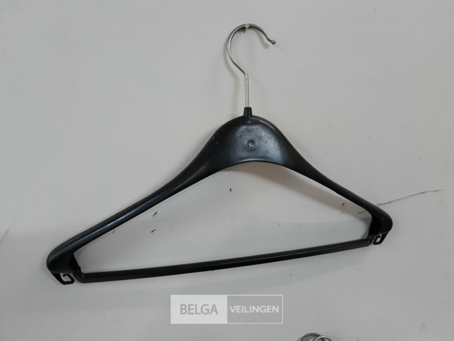 10 x Kleerhanger pvc zwaar model gebruikt – foto 4 – kavel bij Belga Veilingen, Oudsbergen