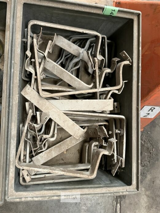 Bak met goothouders – foto 2 – kavel bij Belga Veilingen, Lummen