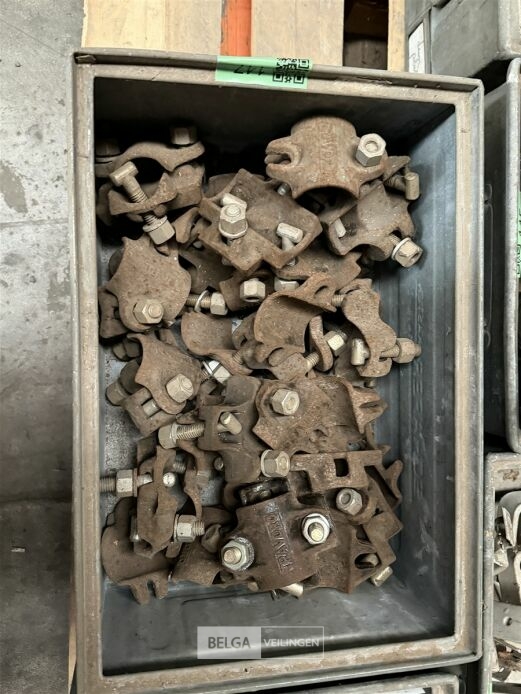 Bak met buizenklemmen – foto 2 – kavel bij Belga Veilingen, Lummen
