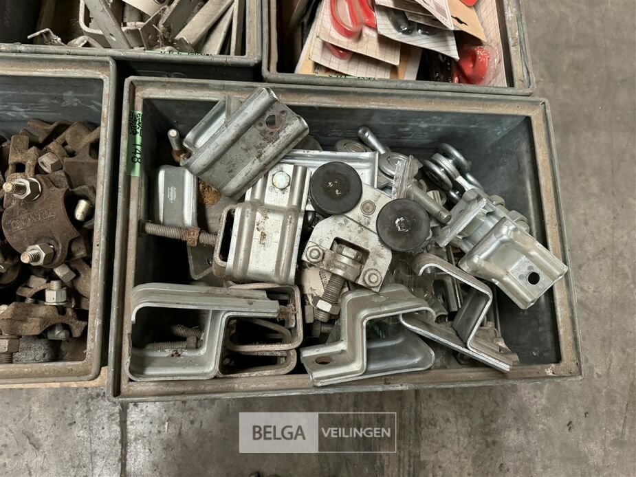 Bak onderdelen hangpoort – foto 2 – kavel bij Belga Veilingen, Lummen
