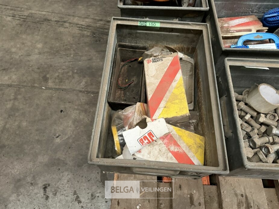 Bak met diverse verlichting – foto 2 – kavel bij Belga Veilingen, Lummen
