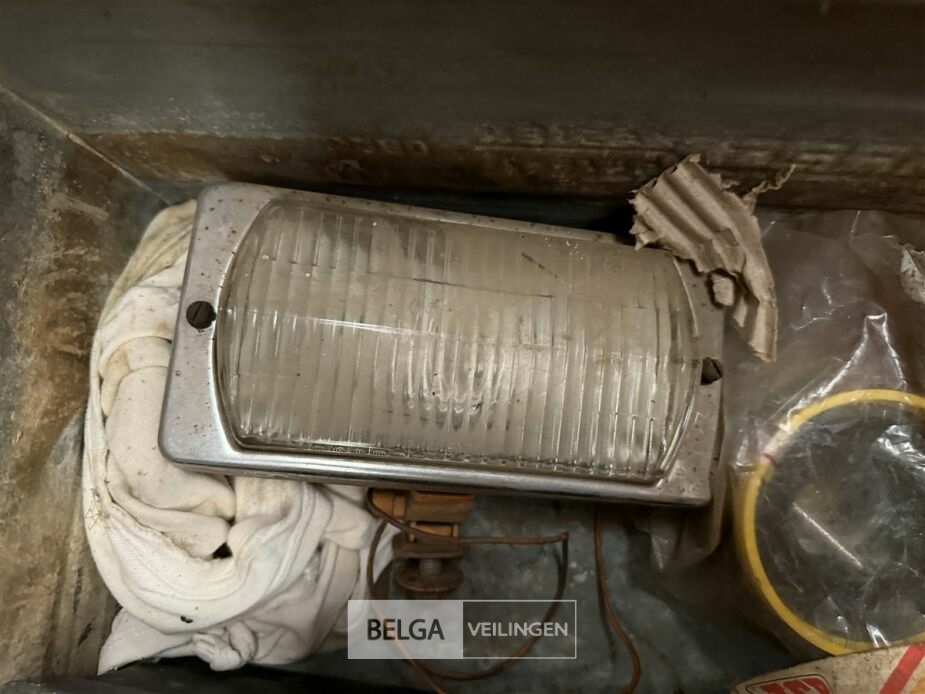 Bak met diverse verlichting – foto 4 – kavel bij Belga Veilingen, Lummen