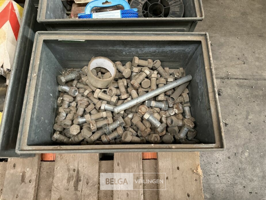 Bak met bouten – foto 2 – kavel bij Belga Veilingen, Lummen