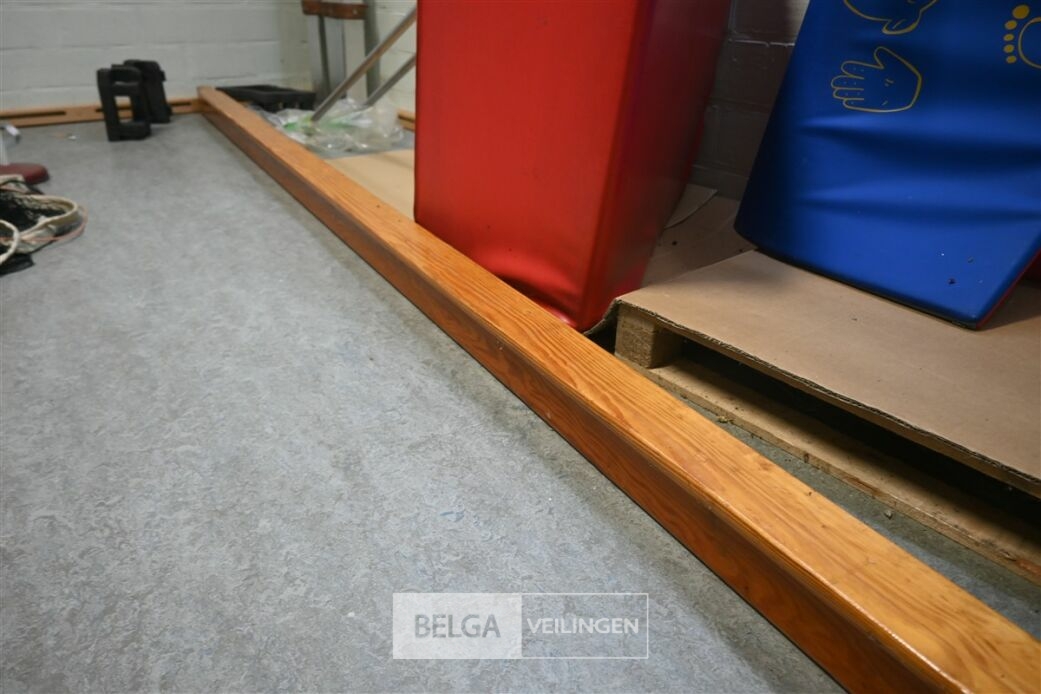 Turnset + evenwichtsbalk – foto 4 – kavel bij Belga Veilingen