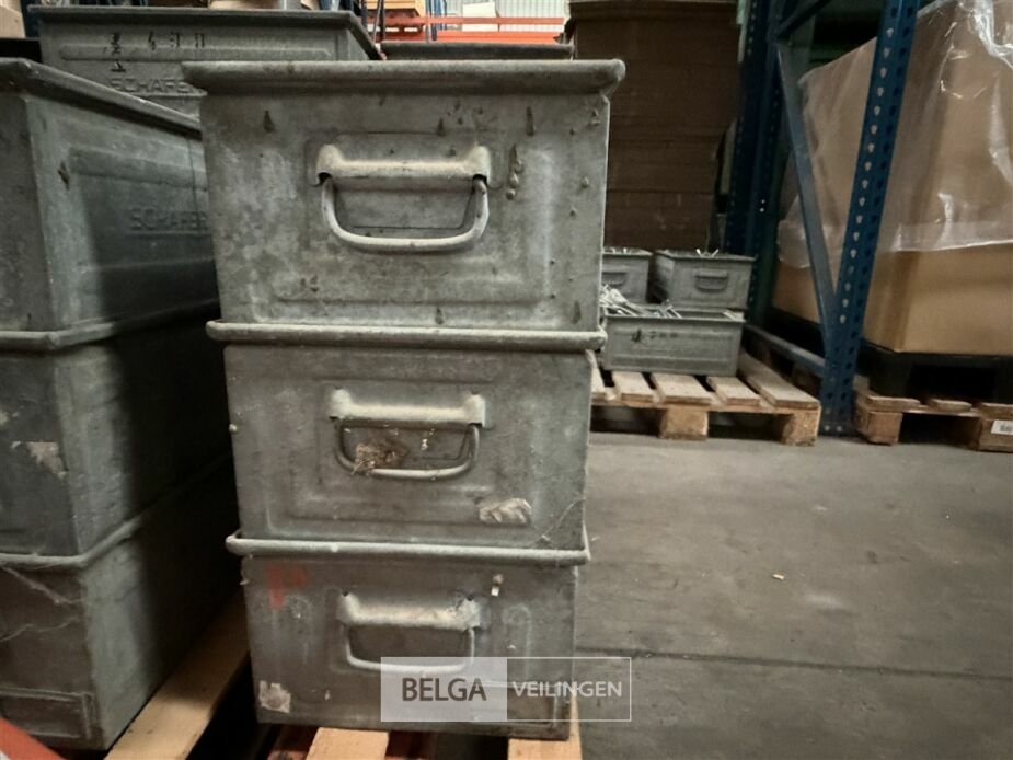 ± 3 Ijzeren bakken – foto 2 – kavel bij Belga Veilingen, Lummen