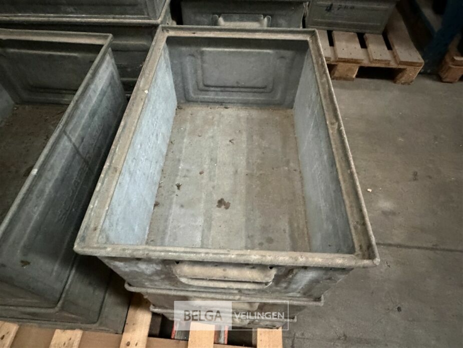 ± 3 Ijzeren bakken – foto 4 – kavel bij Belga Veilingen, Lummen