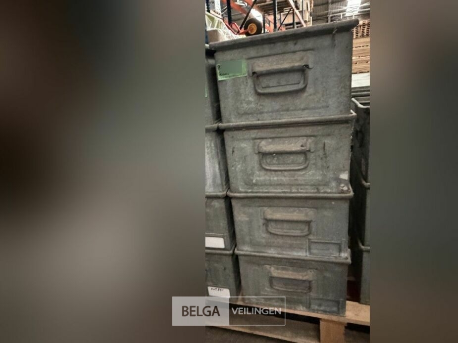 ± 4 Ijzeren bakken – foto 2 – kavel bij Belga Veilingen, Lummen