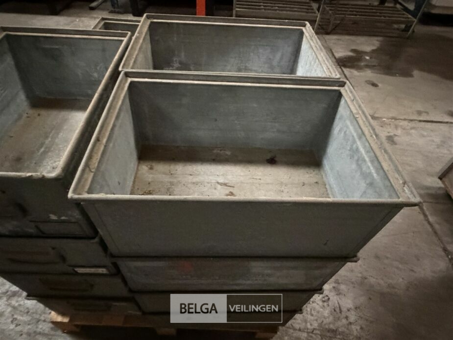 ± 4 Ijzeren bakken – foto 4 – kavel bij Belga Veilingen, Lummen