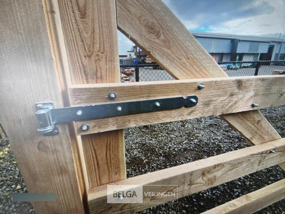Landhekwerk poort, afm 300cm breed x 100/135cm hoog – foto 2 – kavel bij Belga Veilingen, Lummen