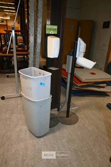 2x Dispenser + 2x vuilnisbak – foto 2 – kavel bij Belga Veilingen