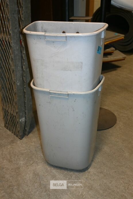 2x Dispenser + 2x vuilnisbak – foto 3 – kavel bij Belga Veilingen