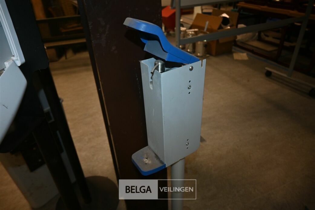 2x Dispenser + 2x vuilnisbak – foto 5 – kavel bij Belga Veilingen