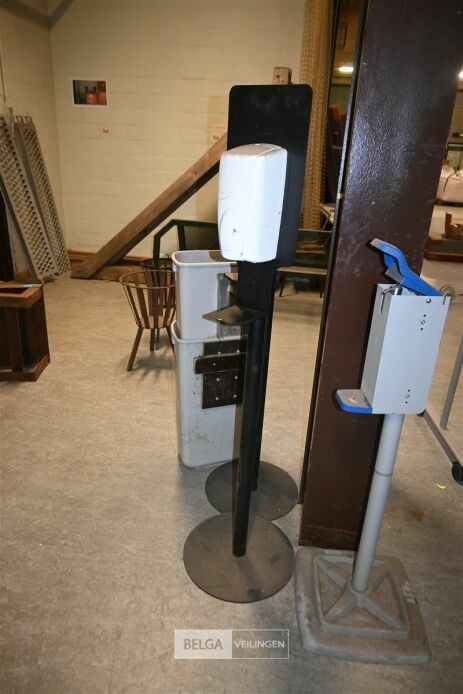 2x Dispenser + 2x vuilnisbak – foto 6 – kavel bij Belga Veilingen