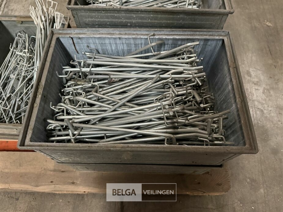 ± 5 Bakken met wandhaken – foto 4 – kavel bij Belga Veilingen, Lummen