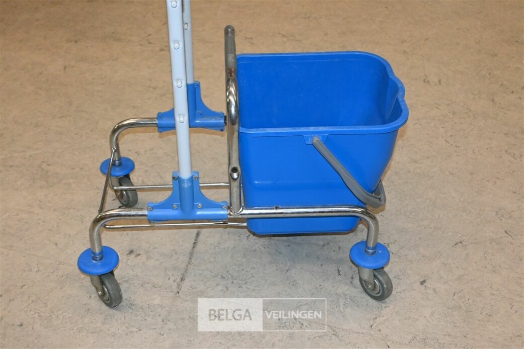 Poetskar – foto 4 – kavel bij Belga Veilingen