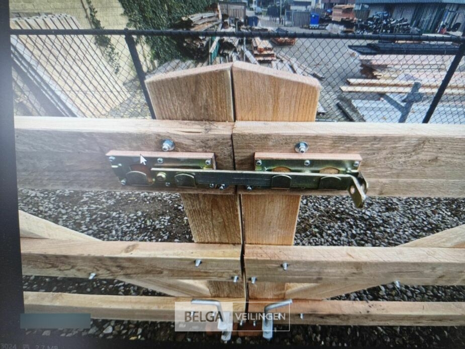Landhekwerk poort, afm 300cm breed x 100/135cm hoog – foto 3 – kavel bij Belga Veilingen, Lummen