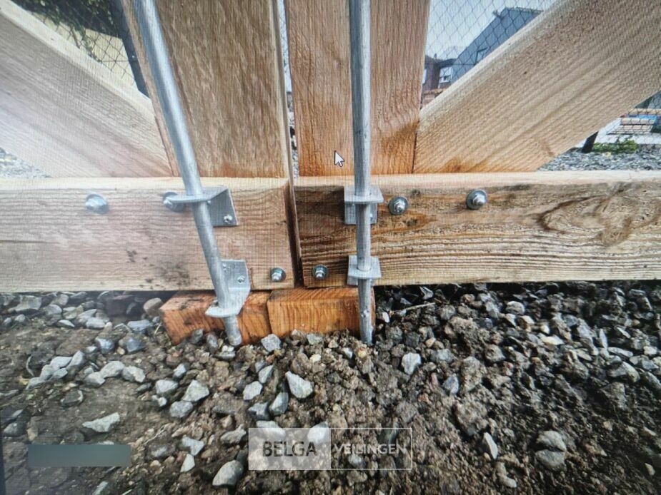 Landhekwerk poort, afm 300cm breed x 100/135cm hoog – foto 4 – kavel bij Belga Veilingen, Lummen