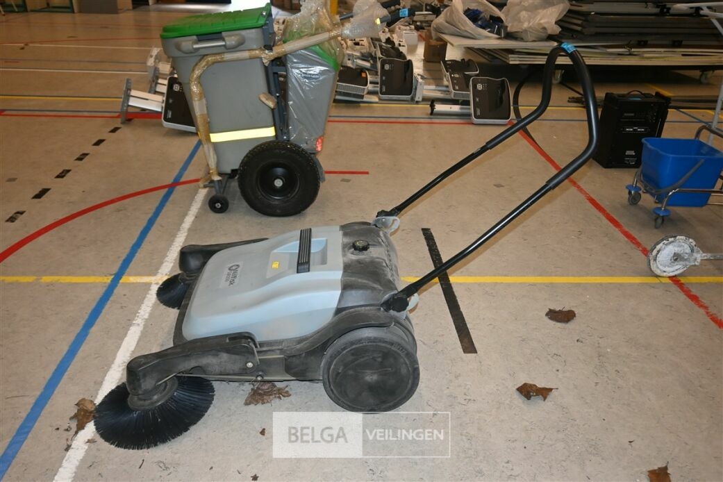 Handmatige veegmachine NILFISK – foto 2 – kavel bij Belga Veilingen