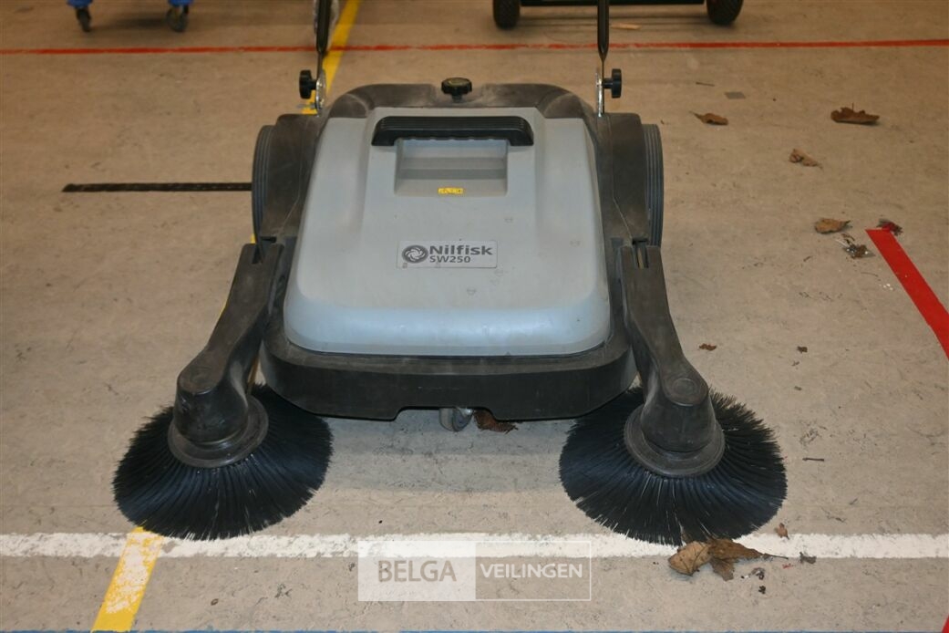 Handmatige veegmachine NILFISK – foto 3 – kavel bij Belga Veilingen