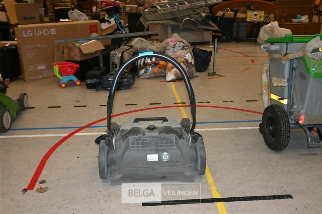Handmatige veegmachine NILFISK – foto 4 – kavel bij Belga Veilingen