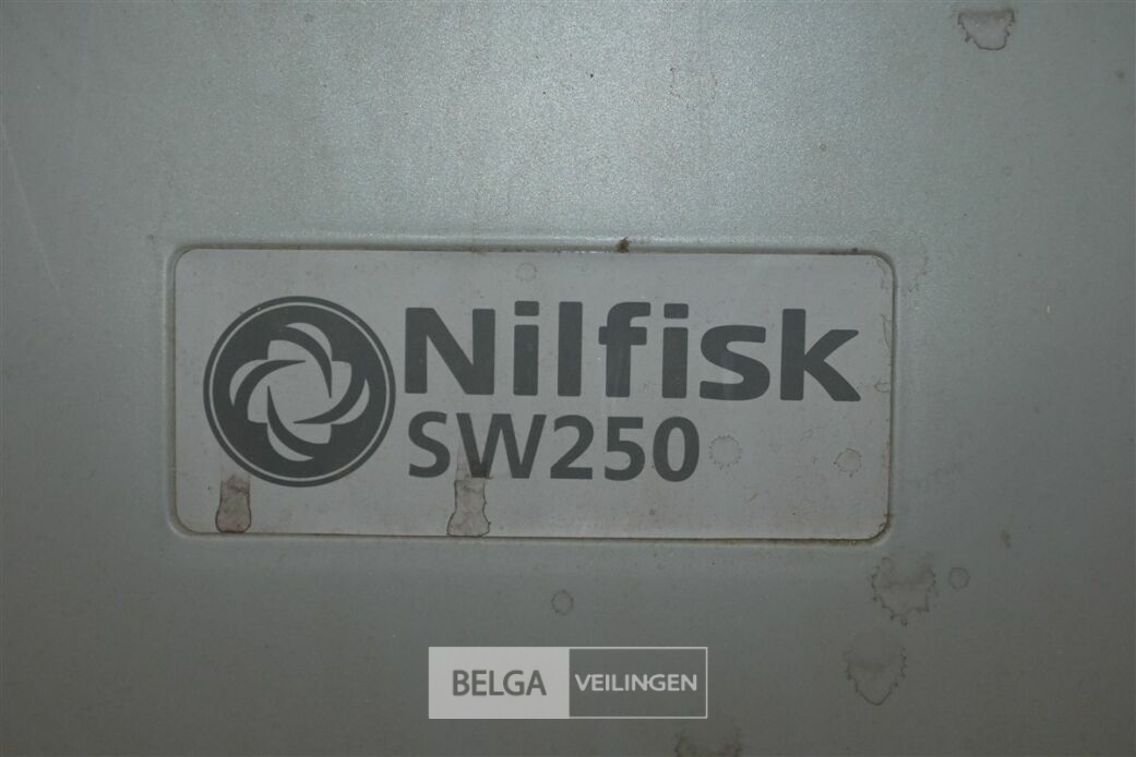 Handmatige veegmachine NILFISK – foto 6 – kavel bij Belga Veilingen