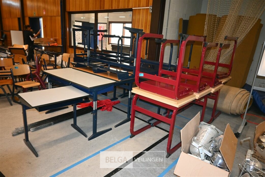 ± 33x Schoolbanken – foto 2 – kavel bij Belga Veilingen