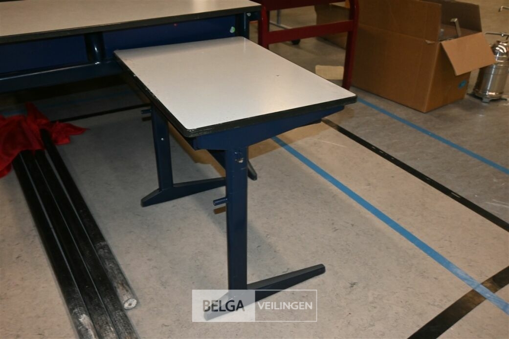 ± 33x Schoolbanken – foto 3 – kavel bij Belga Veilingen