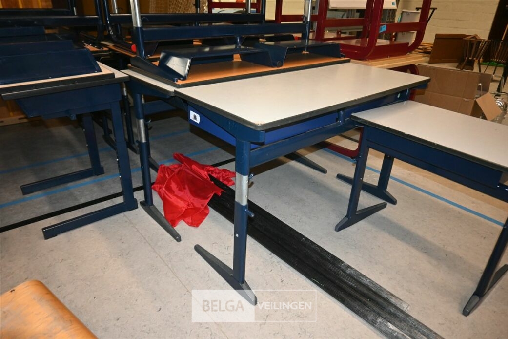 ± 33x Schoolbanken – foto 4 – kavel bij Belga Veilingen