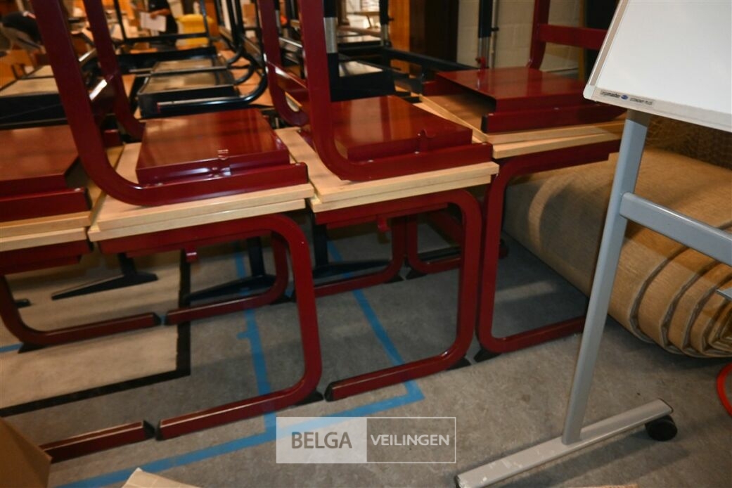± 33x Schoolbanken – foto 5 – kavel bij Belga Veilingen