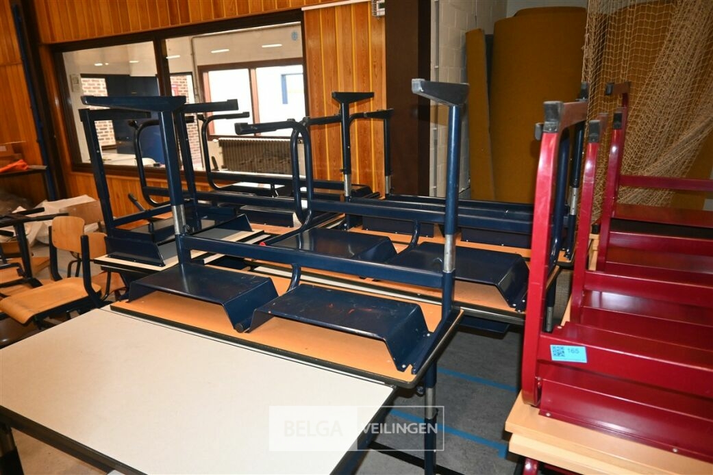 ± 33x Schoolbanken – foto 7 – kavel bij Belga Veilingen