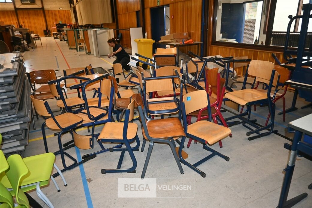 ± 35 Houten schoolstoelen – foto 2 – kavel bij Belga Veilingen