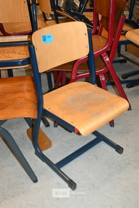 ± 35 Houten schoolstoelen – foto 3 – kavel bij Belga Veilingen