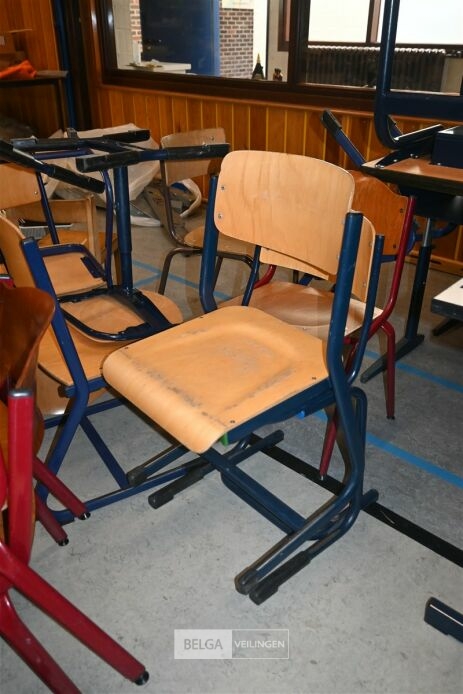 ± 35 Houten schoolstoelen – foto 4 – kavel bij Belga Veilingen