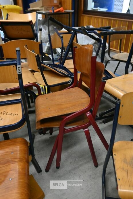 ± 35 Houten schoolstoelen – foto 5 – kavel bij Belga Veilingen