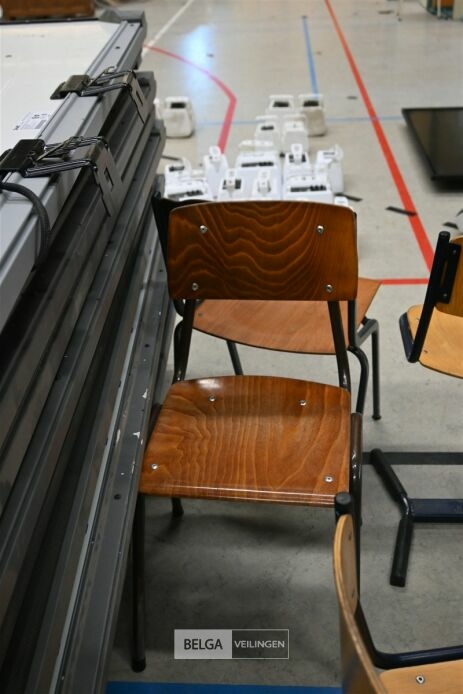 ± 35 Houten schoolstoelen – foto 6 – kavel bij Belga Veilingen