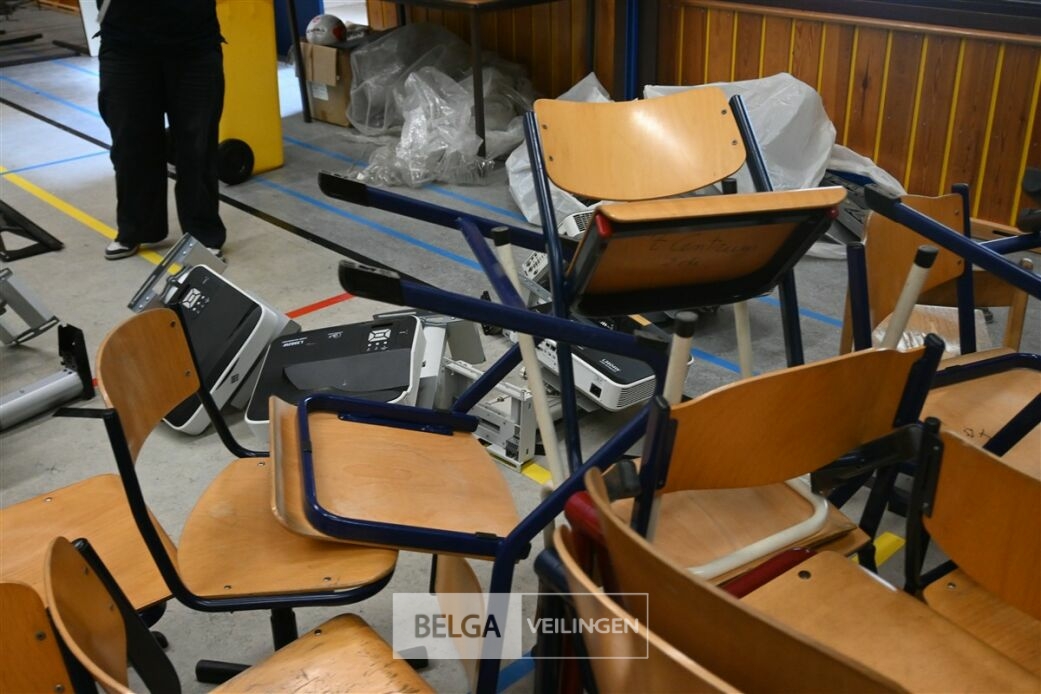 ± 35 Houten schoolstoelen – foto 7 – kavel bij Belga Veilingen