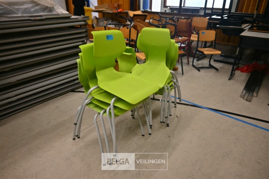 ± 12 Stapelbare stoelen – foto 2 – kavel bij Belga Veilingen