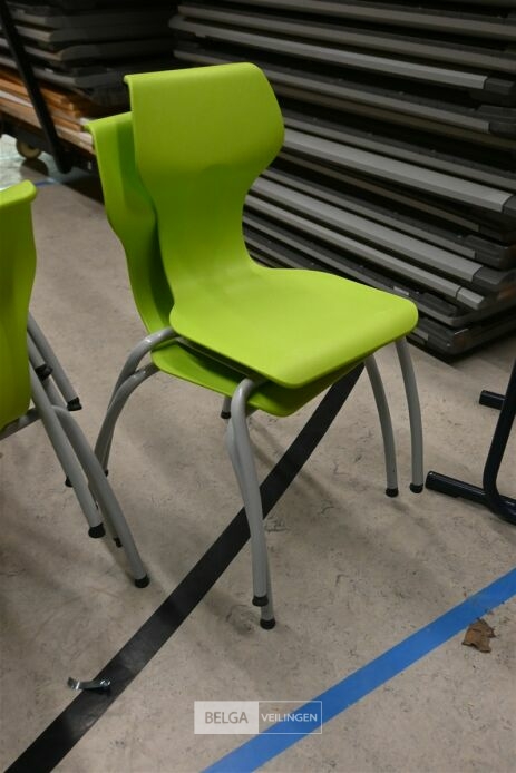 ± 12 Stapelbare stoelen – foto 3 – kavel bij Belga Veilingen