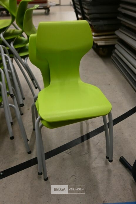 ± 12 Stapelbare stoelen – foto 4 – kavel bij Belga Veilingen