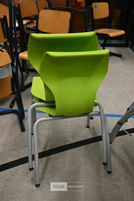 ± 12 Stapelbare stoelen – foto 5 – kavel bij Belga Veilingen
