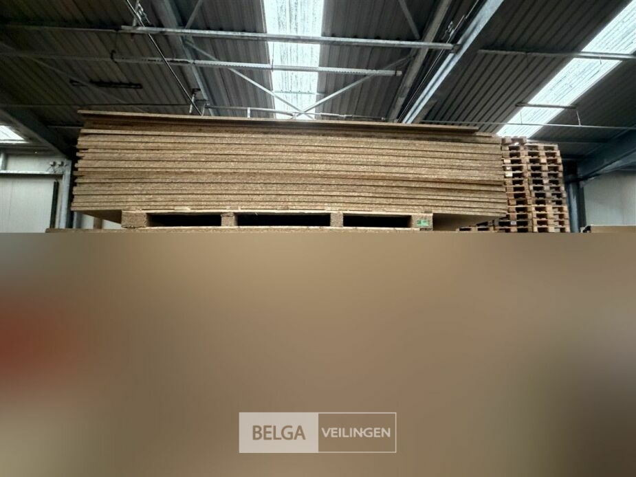 Pallet met spaanplaten – foto 2 – kavel bij Belga Veilingen, Lummen