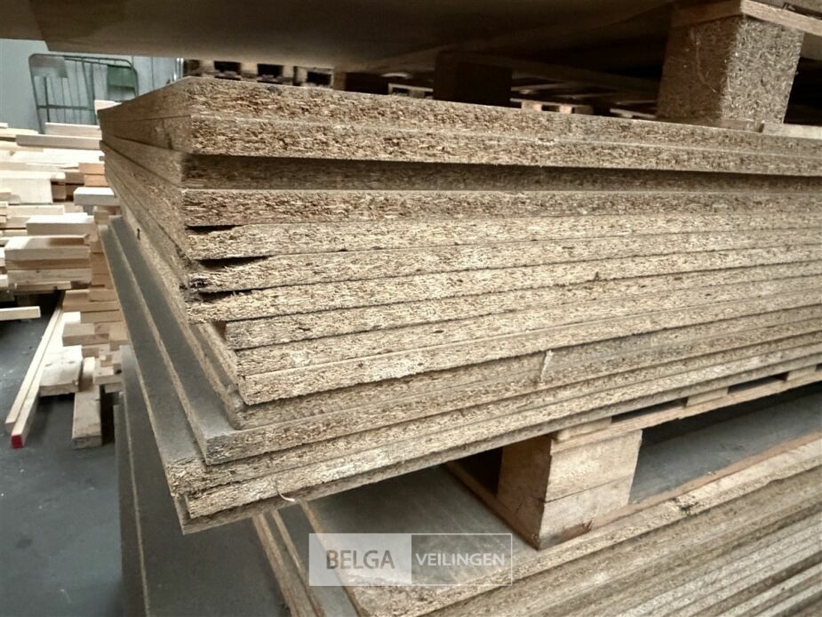 Pallet met spaanplaten – foto 3 – kavel bij Belga Veilingen, Lummen