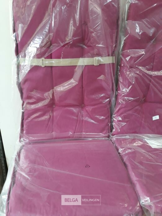 2 x Tuinkussen hoge rug 75x50x50 cm paars – foto 4 – kavel bij Belga Veilingen, Oudsbergen