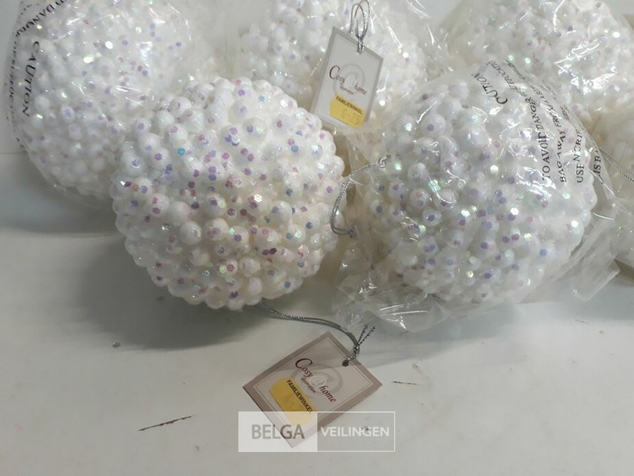 7 x Kerstbal pvc wit met roze/paarse dotjes – foto 3 – kavel bij Belga Veilingen, Oudsbergen